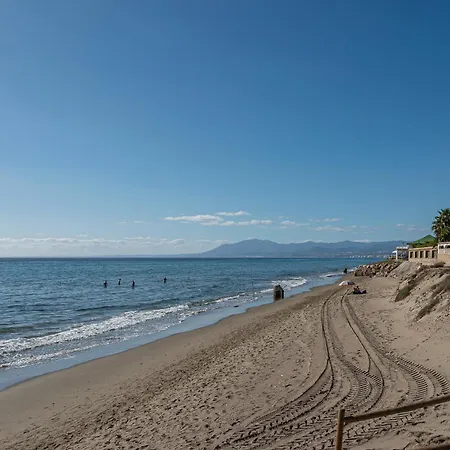 Apartment Splendid 3-br Just 3 Minutes From The Marbella